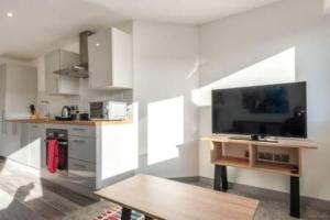 Modern 2BR Haven in Hull City Center