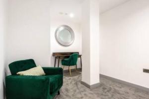 Modern 2BR Haven in Hull City Center