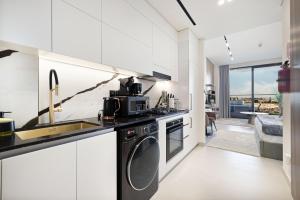 Trillionaire Studio, Canal Views, Private Jacuzzi