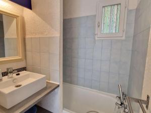 Appartement 2 pièces avec piscine, parking privé et accès direct à la plage - FR-1-387-50