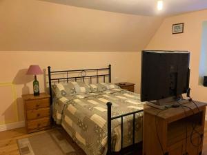 2 Bed Cottage-Sleeps 4-Garden-Fireplace-Pets