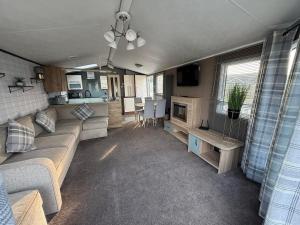 Sunnymede i2 - Hot tub caravan with ramped decking, pet friendly - Meadow Lakes Caravan & Lodge Hire