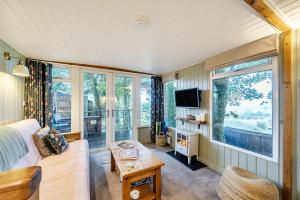 The Hide - Cosy Cabin with hot tub