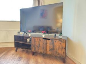 Family-Friendly 4-Bed Swansea Stay with Parking