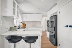 Sienna Arches - Modern Family Haven near Ocean Baths