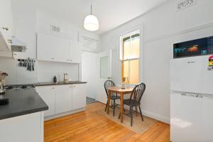 Station House - Victorian Charm amid Newtown Energy