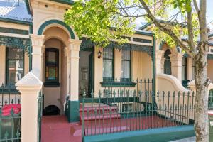 Station House - Victorian Charm amid Newtown Energy