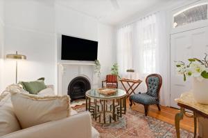 Station House - Victorian Charm amid Newtown Energy