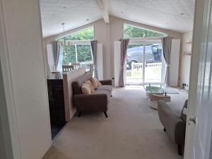 Woodland Lodge - 2 Bedroom Spacious Lodge Sleeps 4