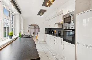 2-Bed Near Lincoln City Centre with Parking