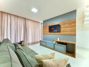 Casa Completa com Churrasqueira Wi-Fi e Garagem para 2 Carros a 400m da PRAIA Acomoda 8 Pessoas, 3 suites com Ar-Condicionado