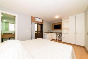 Apto-Flat Alto da XV-Centro com Piscina e Academia