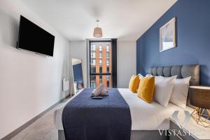 Luxury 2 Bed Flat with Pool Table and Netflix by Vista Stays Short Lets Birmingham