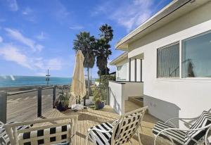 Two Bedroom Beach House with Ocean Views in Playa Del Rey