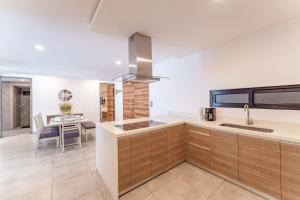 Bright and nice 3 Beds close to 5th