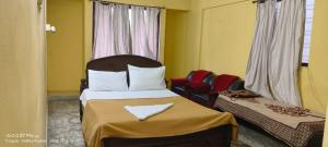 Nayath Serviced Apartments, Homely Stay for Families only since 2011 Close to Bus, Railway Stations, Near to Reliance Mart, Srinivasam complex and many Restaurants Fully Furnished Kitchen Pet Friendly