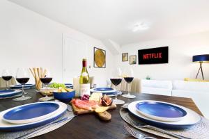 New Quiet Luxury 3BR House Sleeps 5