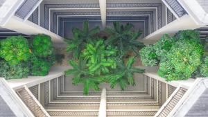 Waterfront Condo - Huge Pool & Across from Beach