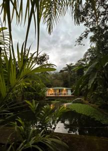 Casa do Lago com duas suítes e deck