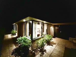 Moderner gepflegter Nr 142 ruhiger Bungalow, Strandnah mit großen, uneinsehbaren Garten, Terrassenüberdachung