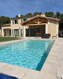Villa dans les Alpilles avec piscine et jardin