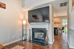 Chic Charlotte Townhome with Community Pool