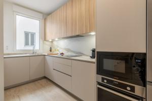Trendy Malasaña Apartment for 4 Ideal Madrid Getaway, Madera II