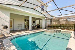 Family Fun Villa w Pool Hot Tub & Game Room