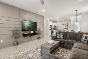 Family Fun Villa w Pool Hot Tub & Game Room