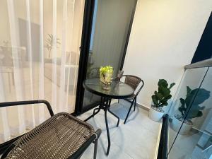 Modern Condo in Núcleo La Sabana with Pool