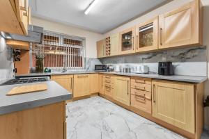 Manchester Seymour Escape Spacious 4BR Home for 8