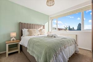 Spacious 4 Bed House in Exhall, Sleeps 7