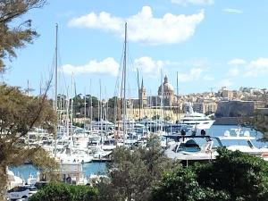 Stunning Seafront Apartment with Marina and Valletta views in Malta