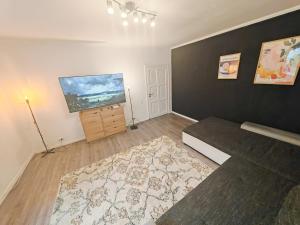 Central House with big courtyard, 4 parking spots