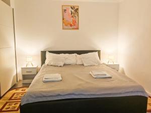 Central House with big courtyard, 4 parking spots