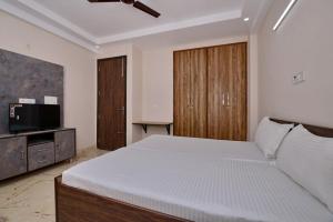 Collection O DLF Cyberhub Gurugram