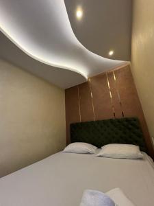 Brend new luxurious apartment in downtown with free parking