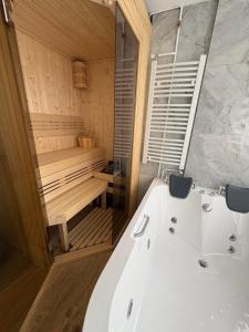 Relax Apartment with sauna and jacuzzi in city center