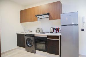R107- Incredible 1BR Apartment with King size bed and Green Balcony