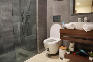 R107- Incredible 1BR Apartment with King size bed and Green Balcony