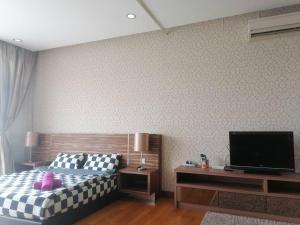 REGALIA RESIDENCE KLCC VIEW INFINITY POOL by BT RZQNA