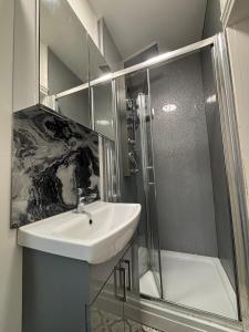 Shannon suite- Home away from Home-suitable for couples, contractors and NHS- free parking