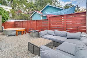 Cowboy Pool & Balcony: Home 1 Mi to Dtwn Austin!