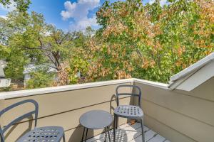 Cowboy Pool & Balcony: Home 1 Mi to Dtwn Austin!