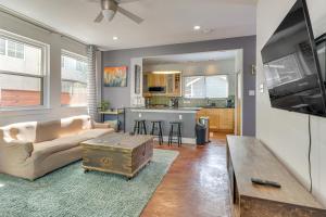 Cowboy Pool & Balcony: Home 1 Mi to Dtwn Austin!