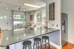 Cowboy Pool & Balcony: Home 1 Mi to Dtwn Austin!