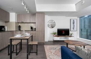 Modern 1BR Condo by Yorkville w Sofa Bed Sleeps 3