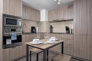 Modern 1BR Condo by Yorkville w Sofa Bed Sleeps 3