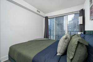 Modern 1BR Condo by Yorkville w Sofa Bed Sleeps 3