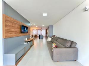 Casa Completa com Churrasqueira Wi-Fi e Garagem para 2 Carros a 400m da PRAIA Acomoda 8 Pessoas, 3 suites com Ar-Condicionado